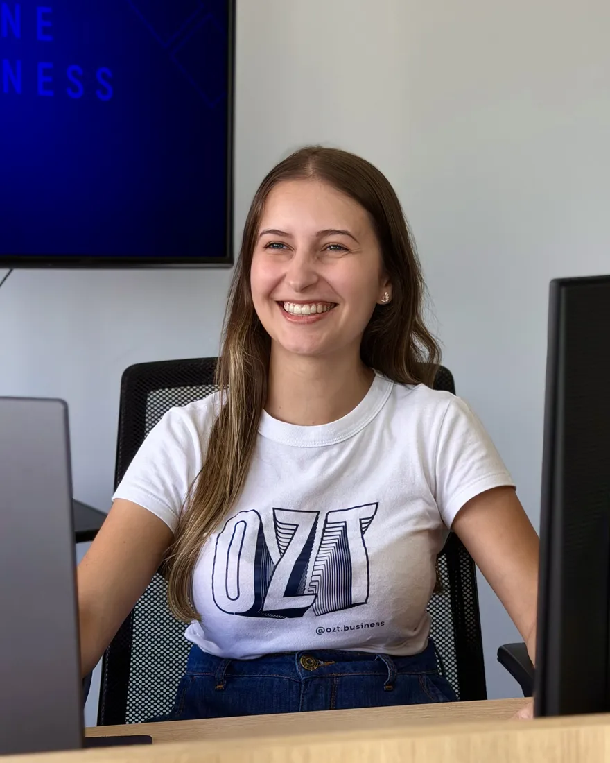 Érika, especialista da OZT em agências de marketing, trabalhando no escritório